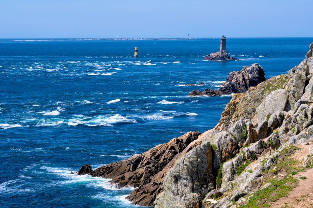 Falaises de la Pointe du Raz avec le phare de la Vieille
