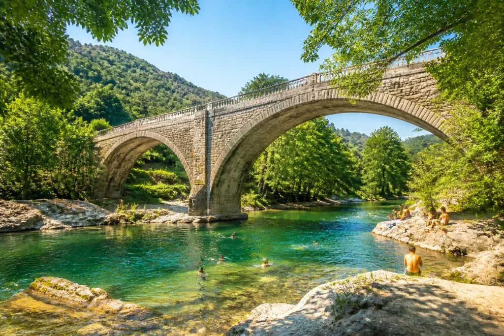 Pont des abarines plongez dans lhistoire et la nature