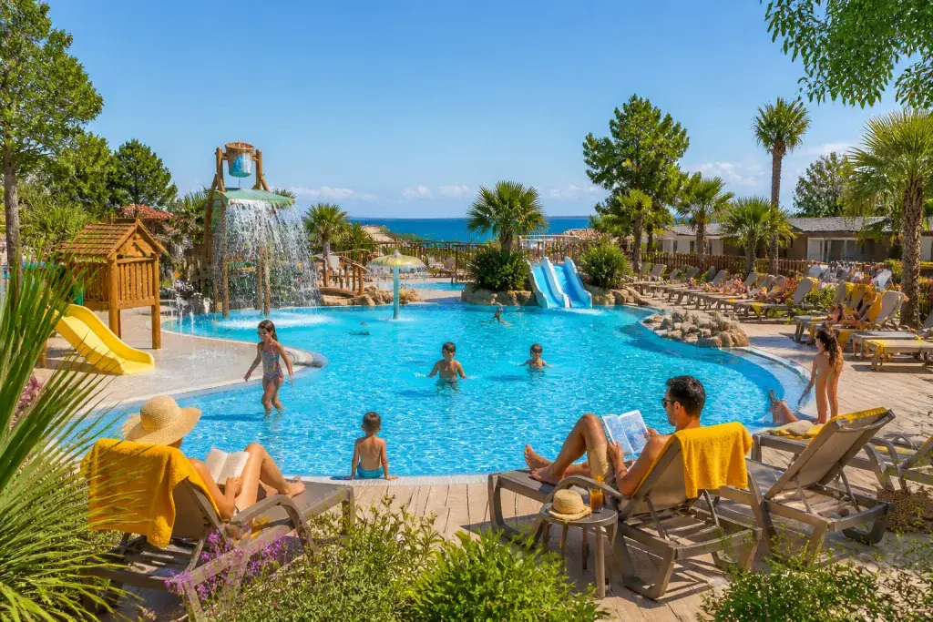 Vacances ensoleillees a la piscine du camping
